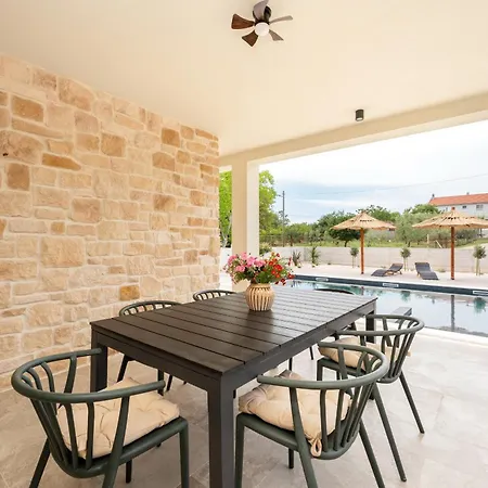 Villa Lorna S Bazenom