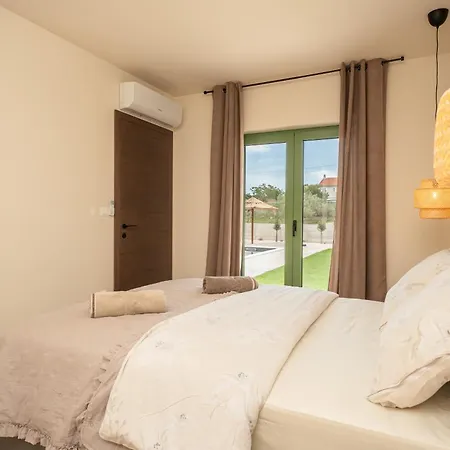 Villa Lorna S Bazenom *