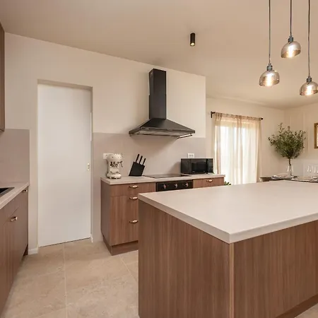 Villa Lorna S Bazenom