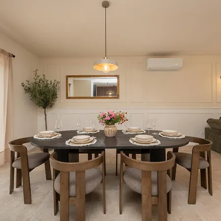 Villa Lorna S Bazenom