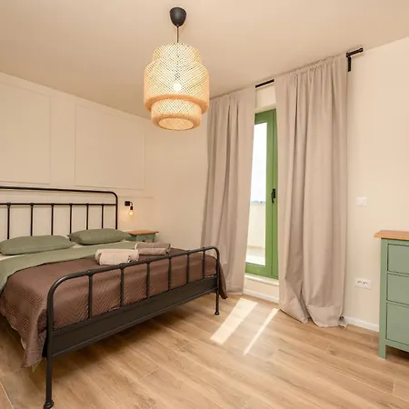 Villa Lorna S Bazenom *
