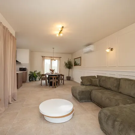 Villa Lorna S Bazenom *
