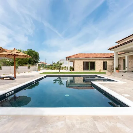 Lorna S Bazenom Villa