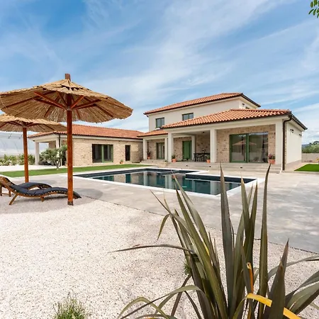 Villa Lorna S Bazenom *